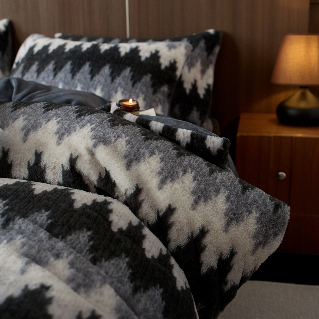 91家纺网 家纺一手货源 找家纺 眠博士 2025新款加厚兔兔绒印花牛奶绒床盖四件套 床盖款-曲线深灰