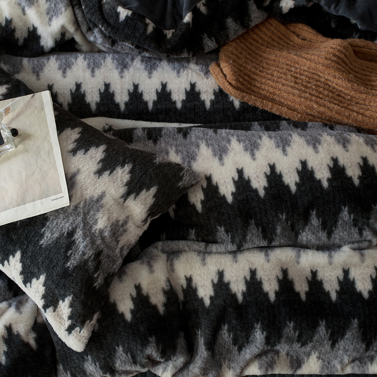 91家纺网 家纺一手货源 找家纺 眠博士 2025新款加厚兔兔绒印花牛奶绒床盖四件套 床盖款-曲线深灰