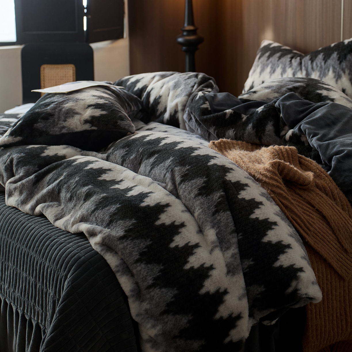 91家纺网 家纺一手货源 找家纺 眠博士 2025新款加厚兔兔绒印花牛奶绒床盖四件套 床盖款-曲线深灰