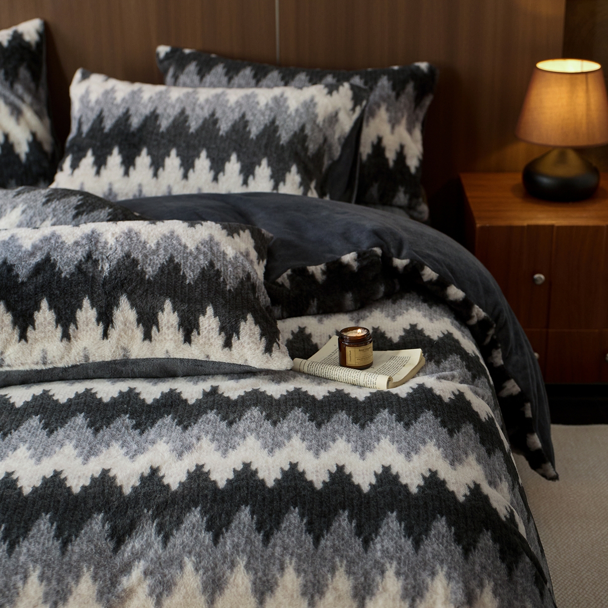 91家纺网 家纺一手货源 找家纺 眠博士 2025新款加厚兔兔绒印花牛奶绒床盖四件套 床盖款-曲线深灰