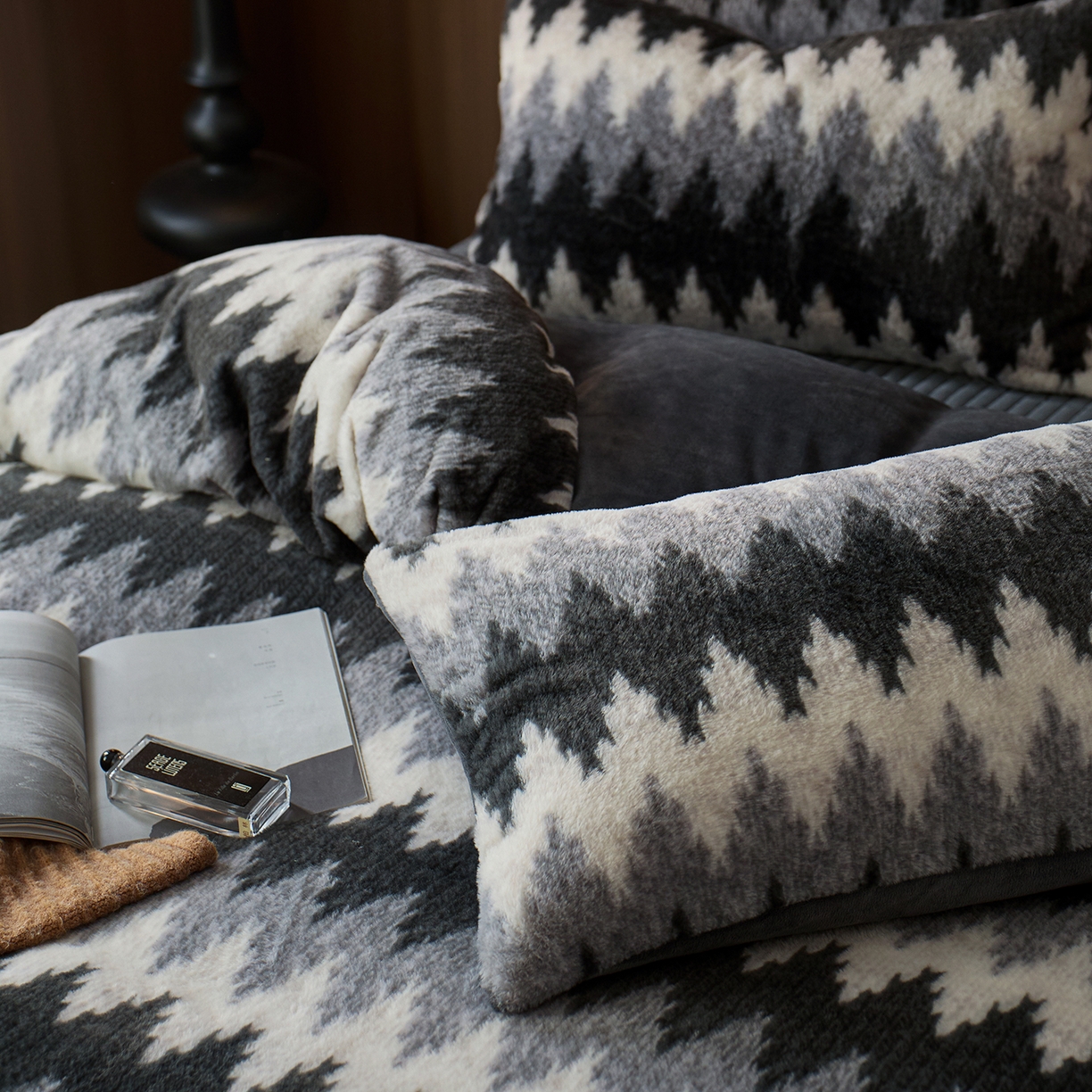 91家纺网 家纺一手货源 找家纺 眠博士 2025新款加厚兔兔绒印花牛奶绒床盖四件套 床盖款-曲线深灰