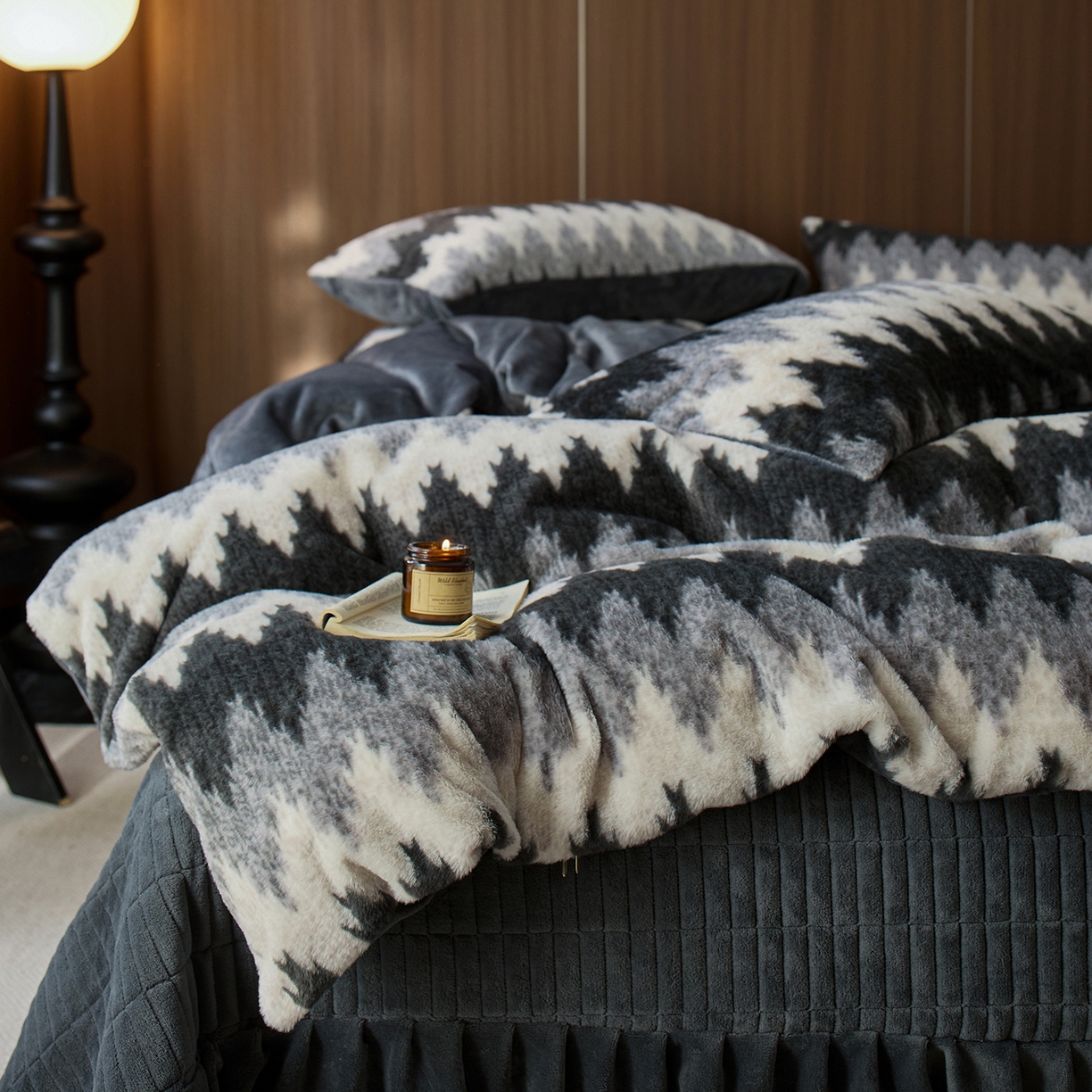 91家纺网 家纺一手货源 找家纺 眠博士 2025新款加厚兔兔绒印花牛奶绒床盖四件套 床盖款-曲线深灰