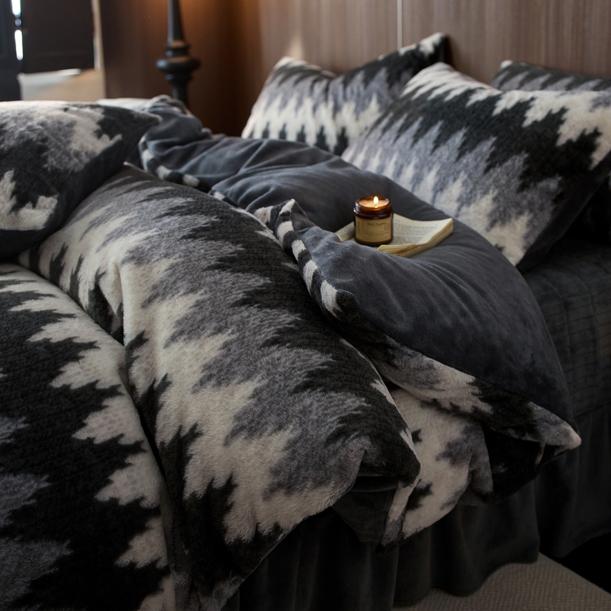 91家纺网 家纺一手货源 找家纺 眠博士 2025新款加厚兔兔绒印花牛奶绒床盖四件套 床盖款-曲线深灰