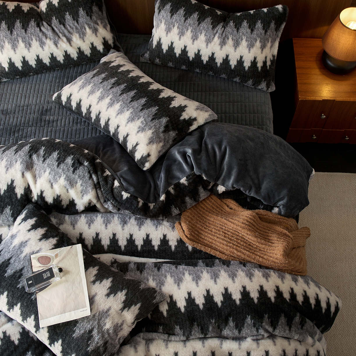 91家纺网 家纺一手货源 找家纺 眠博士 2025新款加厚兔兔绒印花牛奶绒床盖四件套 床盖款-曲线深灰