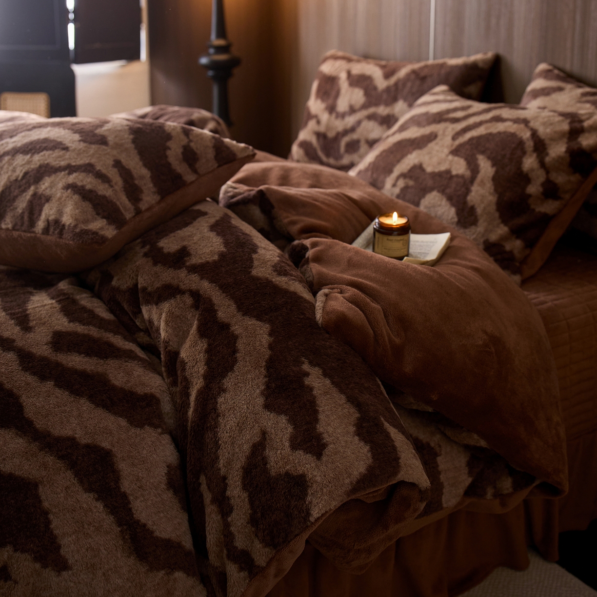 91家纺网 家纺一手货源 找家纺 眠博士 2025新款加厚兔兔绒印花牛奶绒床盖四件套 床盖款-斑马冬日咖