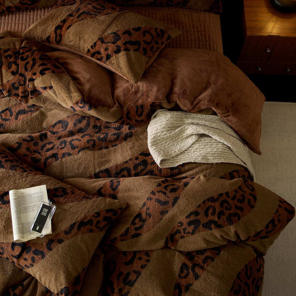 91家纺网 家纺一手货源 找家纺 眠博士 2025新款加厚兔兔绒印花牛奶绒床盖四件套 床盖款-豹纹冬日咖