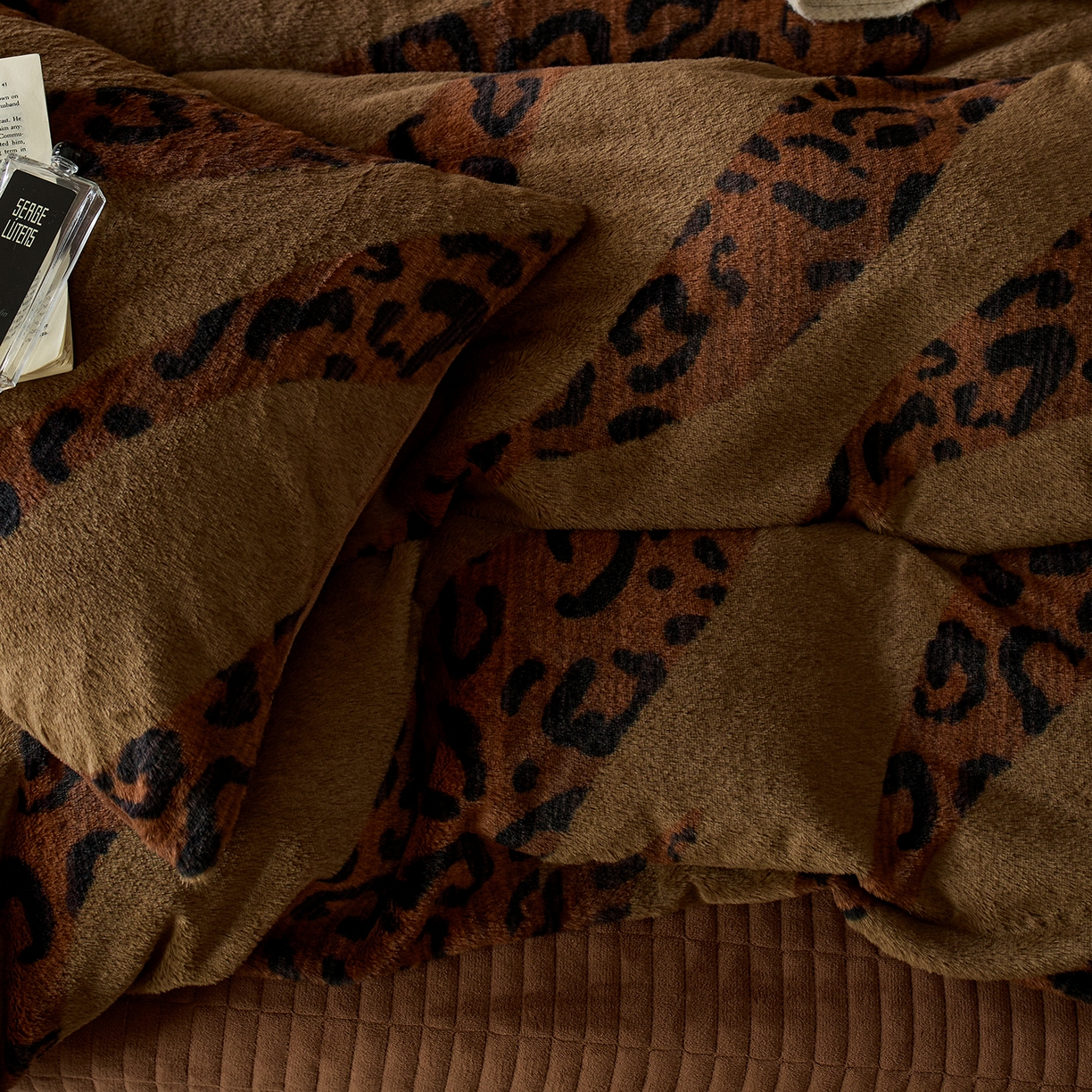 91家纺网 家纺一手货源 找家纺 眠博士 2025新款加厚兔兔绒印花牛奶绒床盖四件套 床盖款-豹纹冬日咖