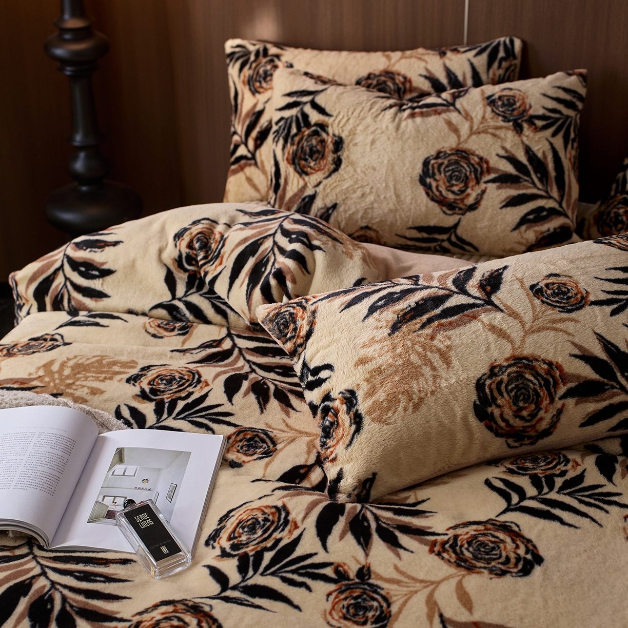 91家纺网 家纺一手货源 找家纺 眠博士 2025新款加厚兔兔绒印花牛奶绒床盖四件套 床盖款-花朵暖咖