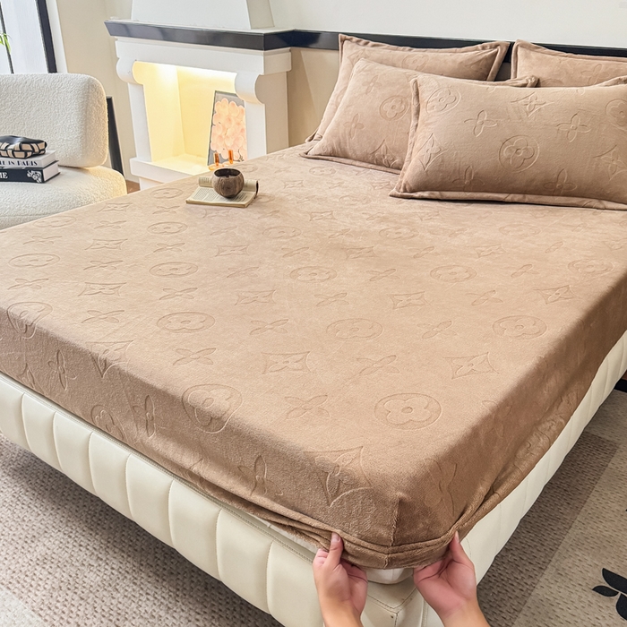 91家纺网 家纺一手货源 找家纺 三悦四季 2025新款200克加厚牛奶绒剪花床笠跨境直播爆款 奶咖