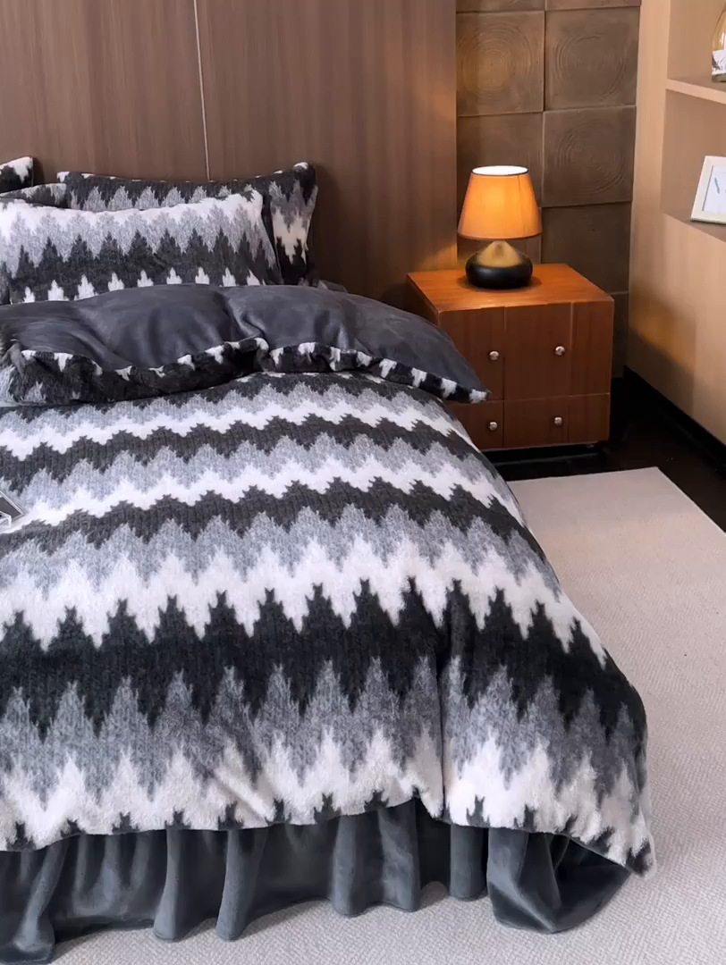 91家纺网 家纺一手货源 找家纺 眠博士 2025新款加厚兔兔绒印花牛奶绒床盖四件套 床盖款-曲线深灰