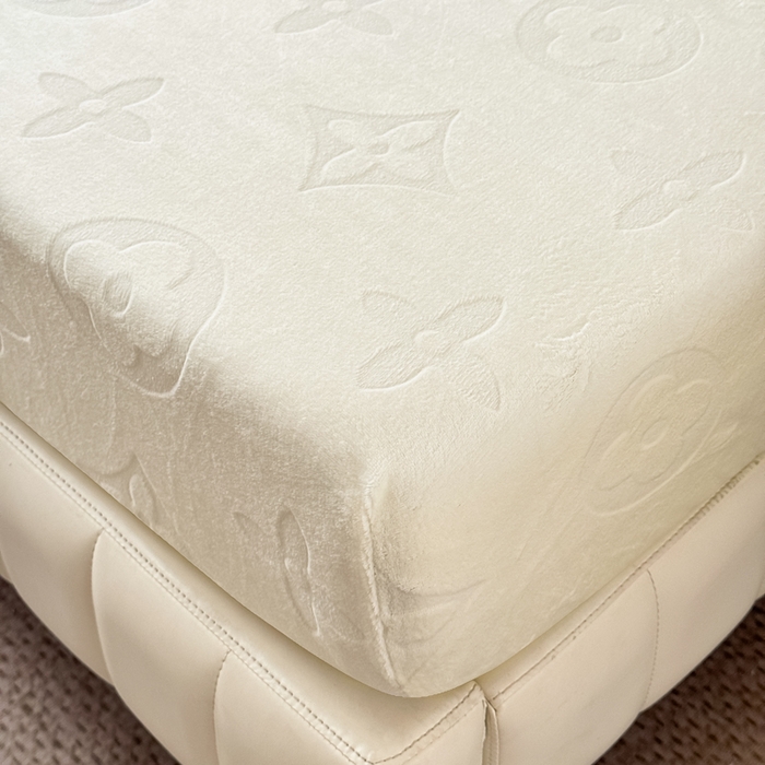 91家纺网 家纺一手货源 找家纺 三悦四季 2025新款200克加厚牛奶绒剪花床笠跨境直播爆款 奶白