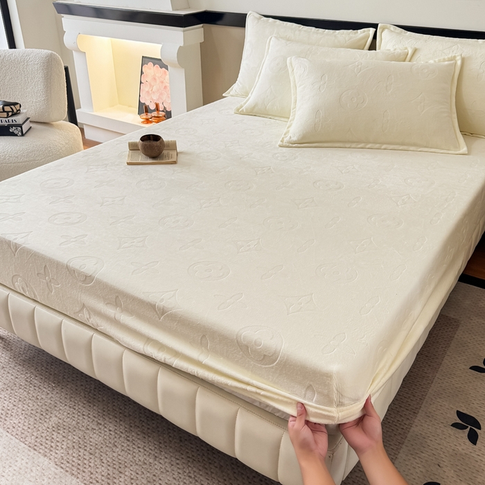 91家纺网 家纺一手货源 找家纺 三悦四季 2025新款200克加厚牛奶绒剪花床笠跨境直播爆款 奶白