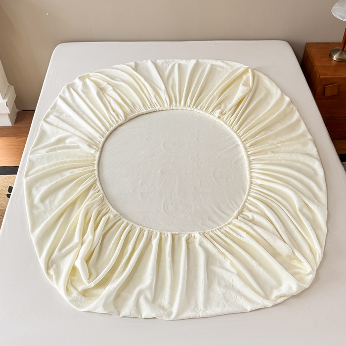 91家纺网 家纺一手货源 找家纺 三悦四季 2025新款200克加厚牛奶绒剪花床笠跨境直播爆款 奶白