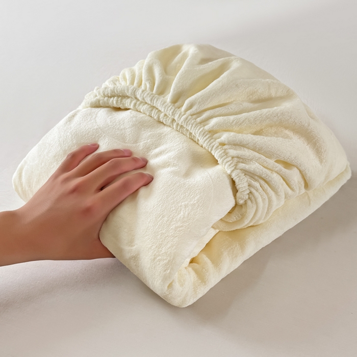 91家纺网 家纺一手货源 找家纺 三悦四季 2025新款200克加厚牛奶绒剪花床笠跨境直播爆款 奶白