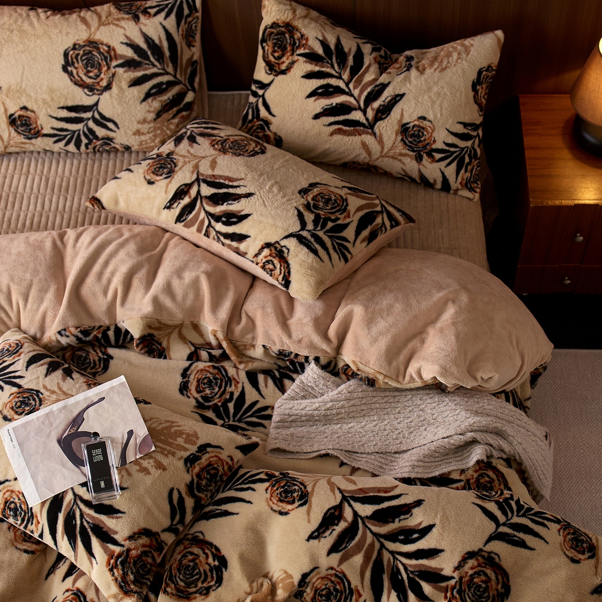 91家纺网 家纺一手货源 找家纺 眠博士 2025新款加厚兔兔绒印花牛奶绒床盖四件套 床盖款-花朵暖咖