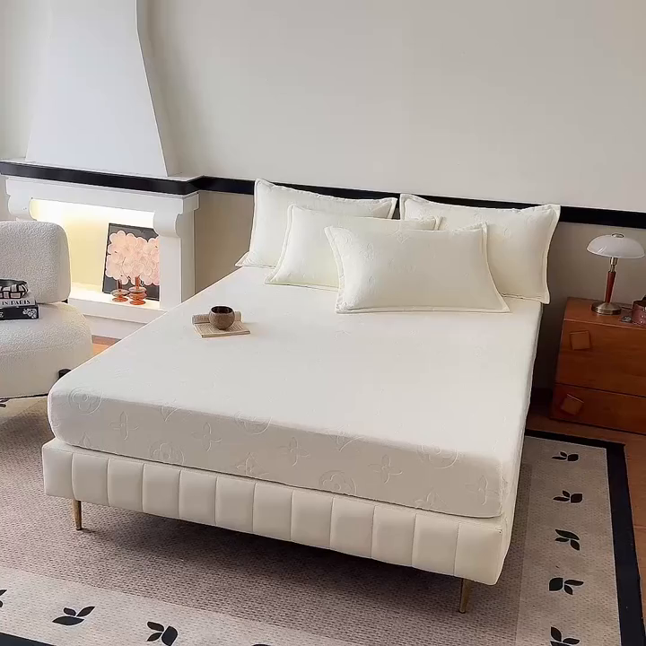 91家纺网 家纺一手货源 找家纺 三悦四季 2025新款200克加厚牛奶绒剪花床笠跨境直播爆款 奶白