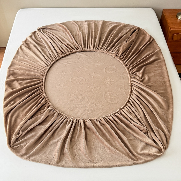 91家纺网 家纺一手货源 找家纺 三悦四季 2025新款200克加厚牛奶绒剪花床笠跨境直播爆款 奶咖