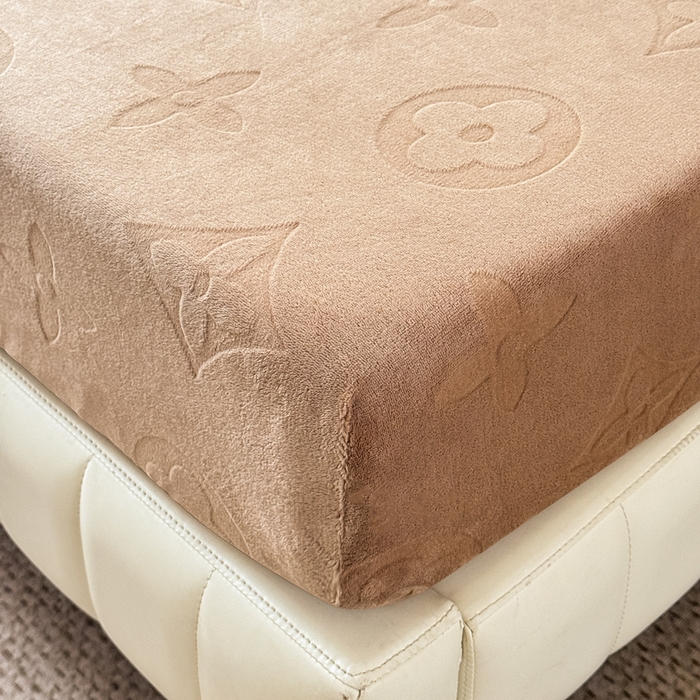 91家纺网 家纺一手货源 找家纺 三悦四季 2025新款200克加厚牛奶绒剪花床笠跨境直播爆款 奶咖