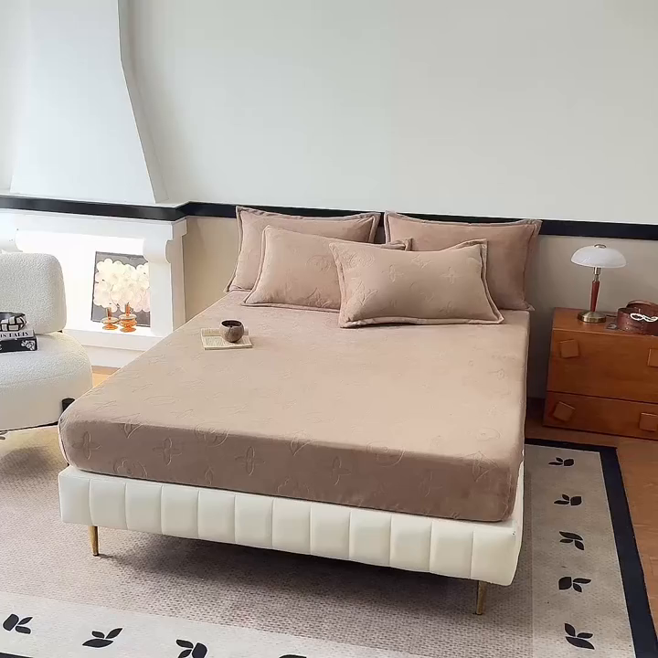 91家纺网 家纺一手货源 找家纺 三悦四季 2025新款200克加厚牛奶绒剪花床笠跨境直播爆款 奶咖