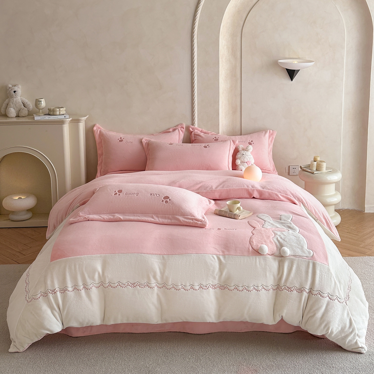 91家纺网 家纺一手货源 找家纺 置顶家纺 2025新款魔法兔兔牛奶绒拼接刺绣系列四件套 魔法兔兔-粉