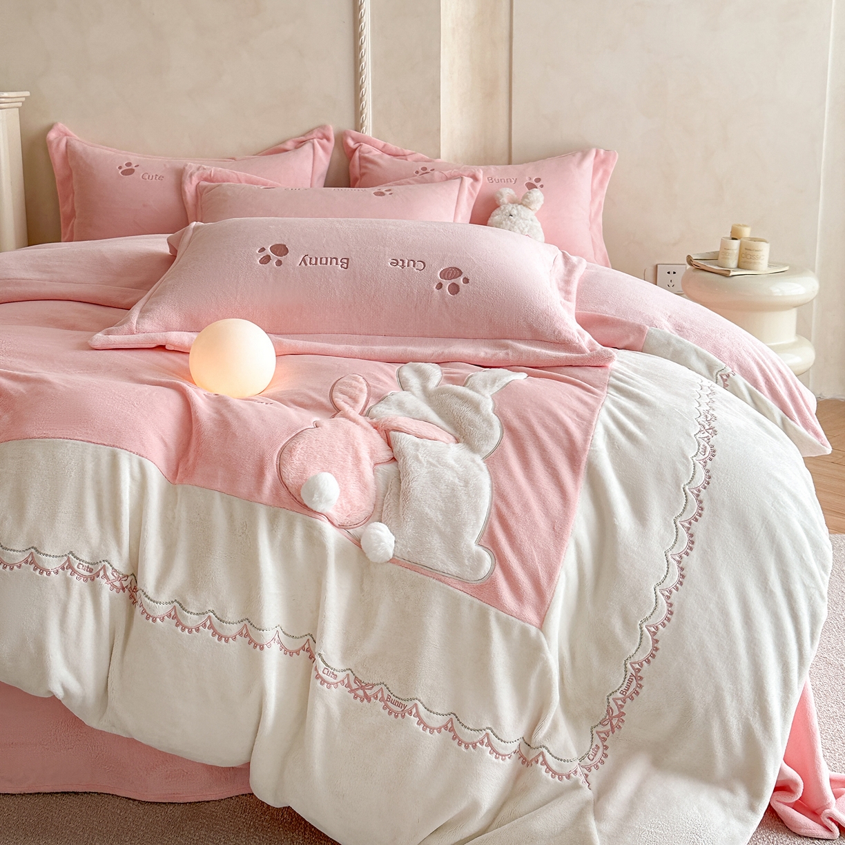 91家纺网 家纺一手货源 找家纺 （总）置顶家纺 2025新款魔法兔兔牛奶绒拼接刺绣系列四件套