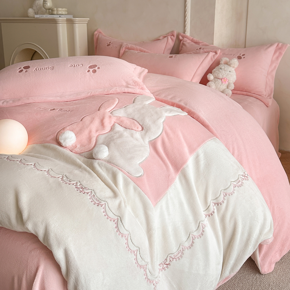 91家纺网 家纺一手货源 找家纺 （总）置顶家纺 2025新款魔法兔兔牛奶绒拼接刺绣系列四件套