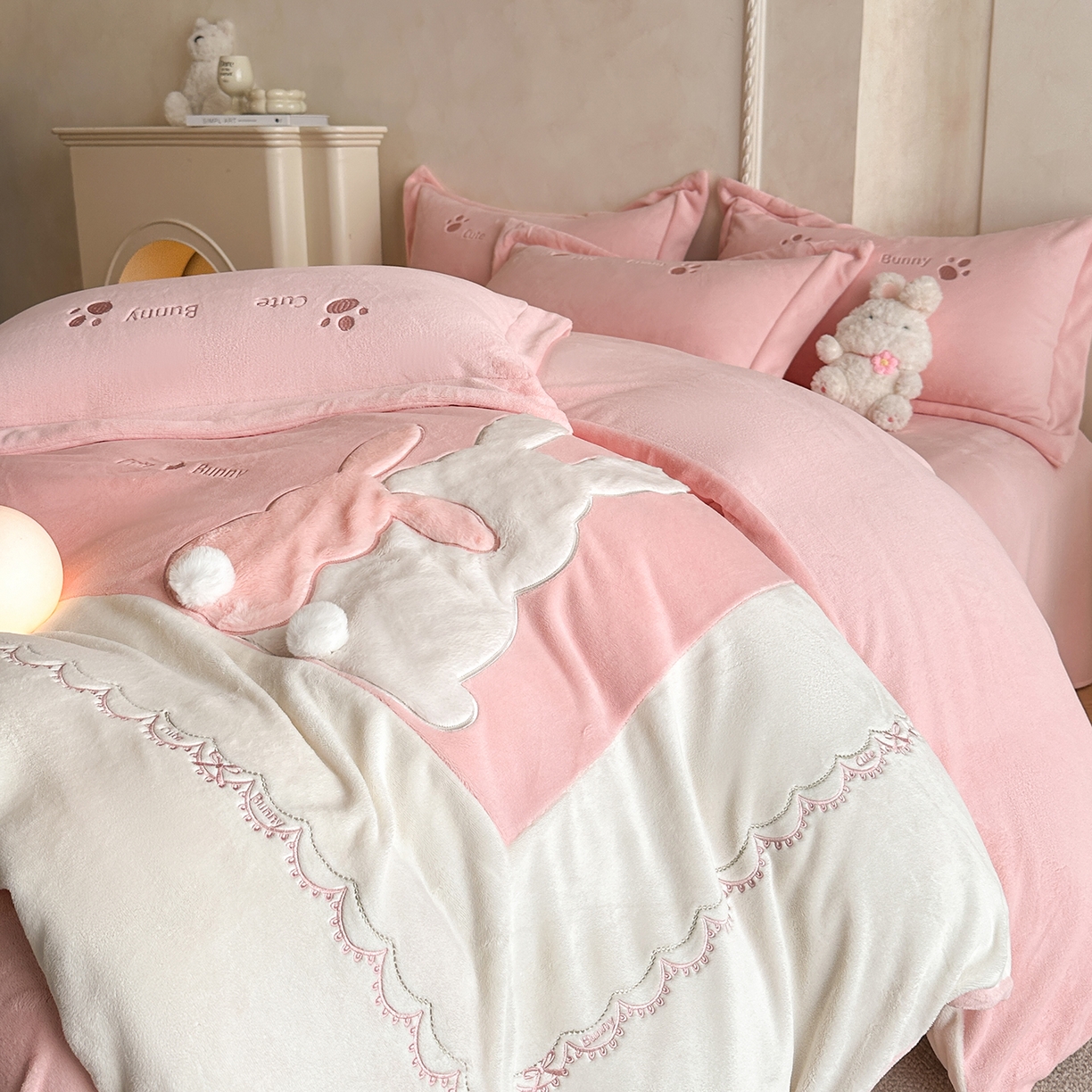 91家纺网 家纺一手货源 找家纺 （总）置顶家纺 2025新款魔法兔兔牛奶绒拼接刺绣系列四件套