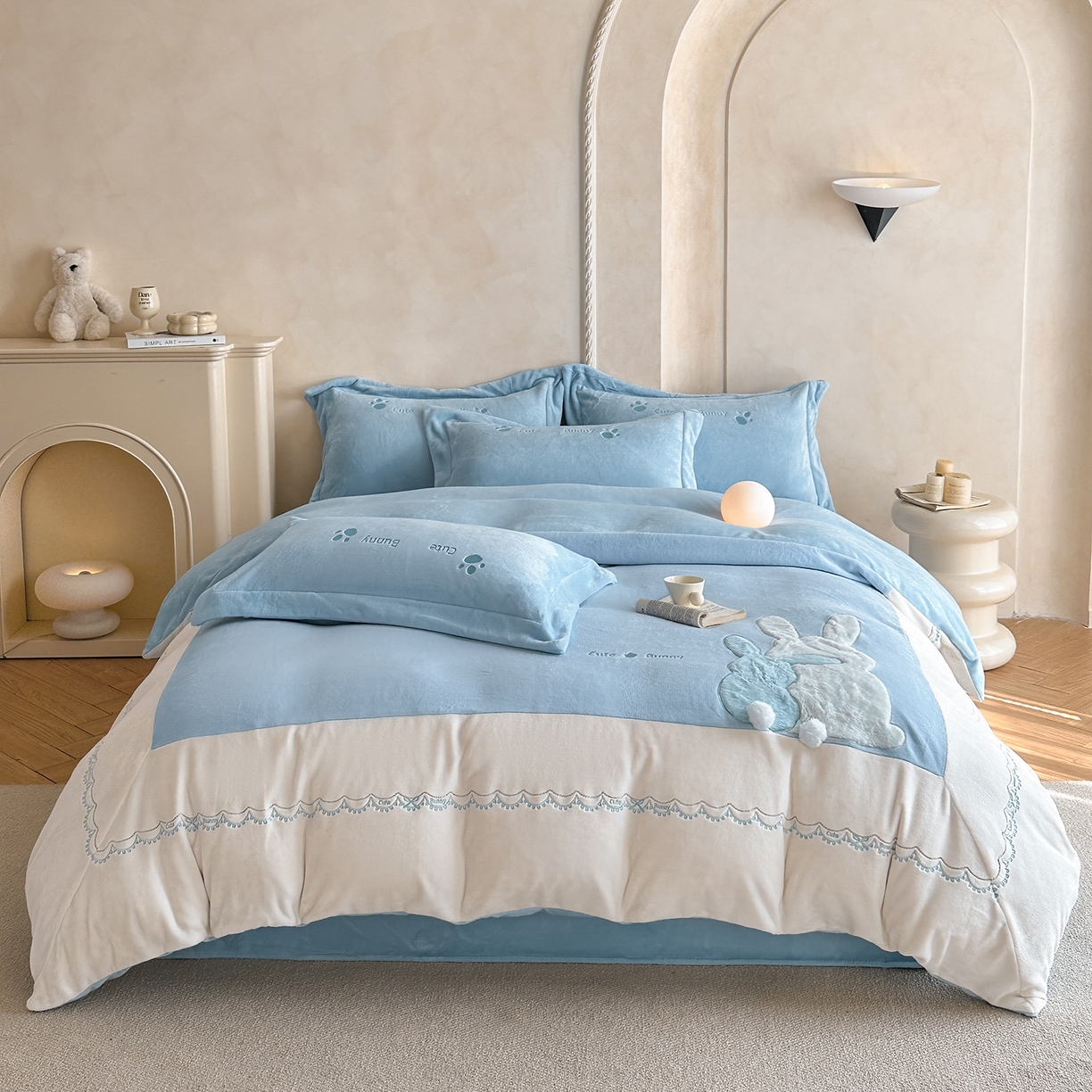 91家纺网 家纺一手货源 找家纺 置顶家纺 2025新款魔法兔兔牛奶绒拼接刺绣系列四件套 魔法兔兔-天蓝