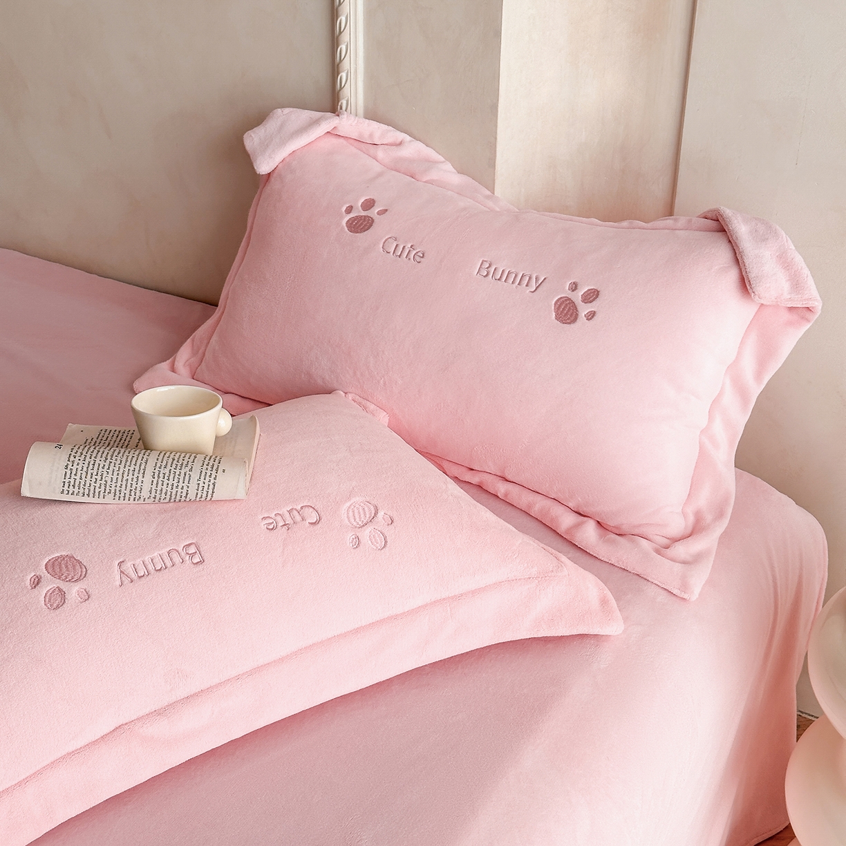 91家纺网 家纺一手货源 找家纺 （总）置顶家纺 2025新款魔法兔兔牛奶绒拼接刺绣系列四件套