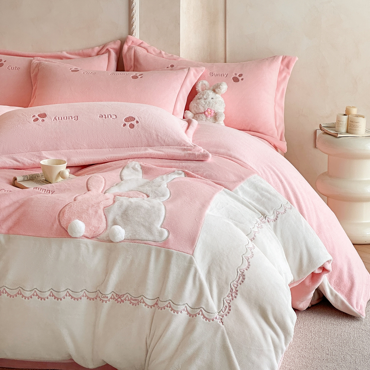 91家纺网 家纺一手货源 找家纺 （总）置顶家纺 2025新款魔法兔兔牛奶绒拼接刺绣系列四件套