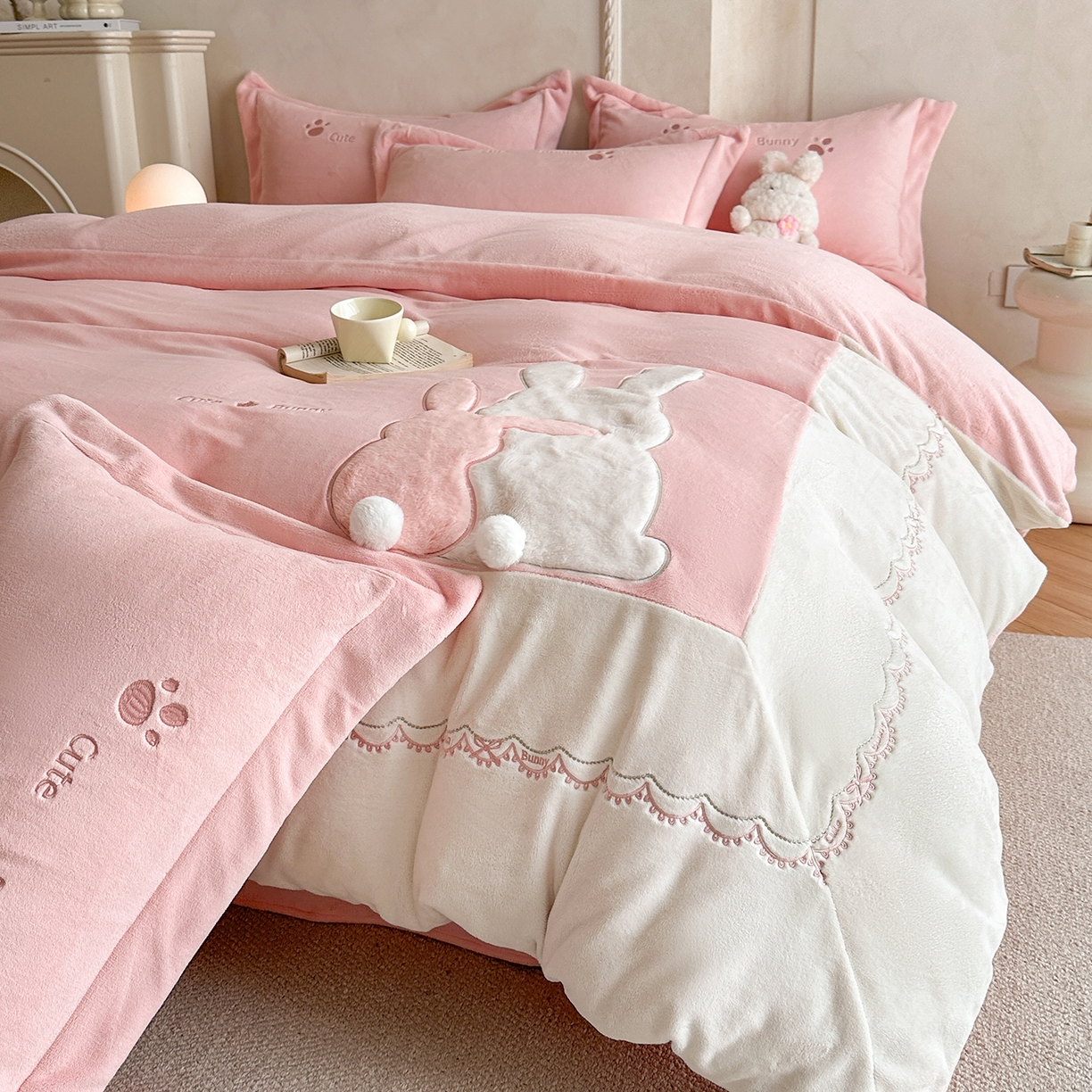 91家纺网 家纺一手货源 找家纺 （总）置顶家纺 2025新款魔法兔兔牛奶绒拼接刺绣系列四件套