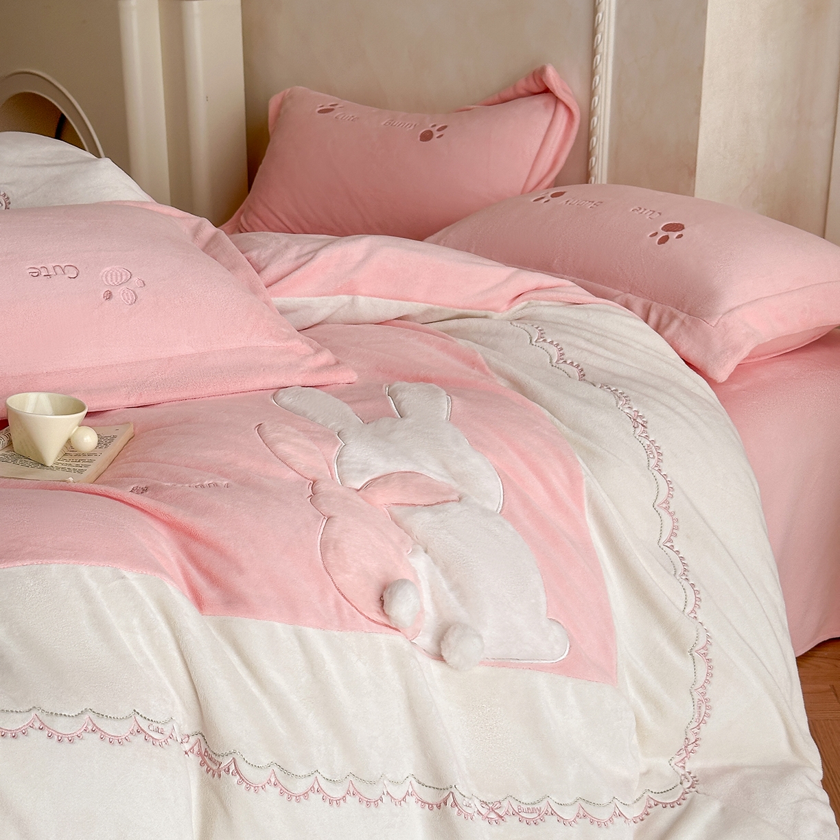 91家纺网 家纺一手货源 找家纺 （总）置顶家纺 2025新款魔法兔兔牛奶绒拼接刺绣系列四件套