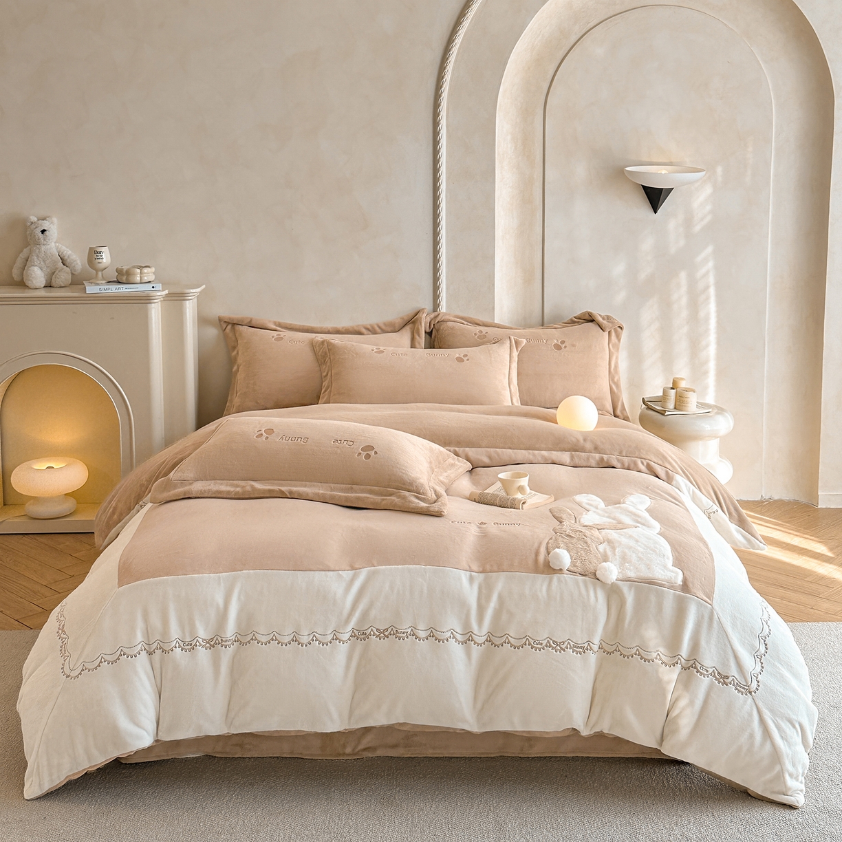 91家纺网 家纺一手货源 找家纺 置顶家纺 2025新款魔法兔兔牛奶绒拼接刺绣系列四件套 魔法兔兔-卡其