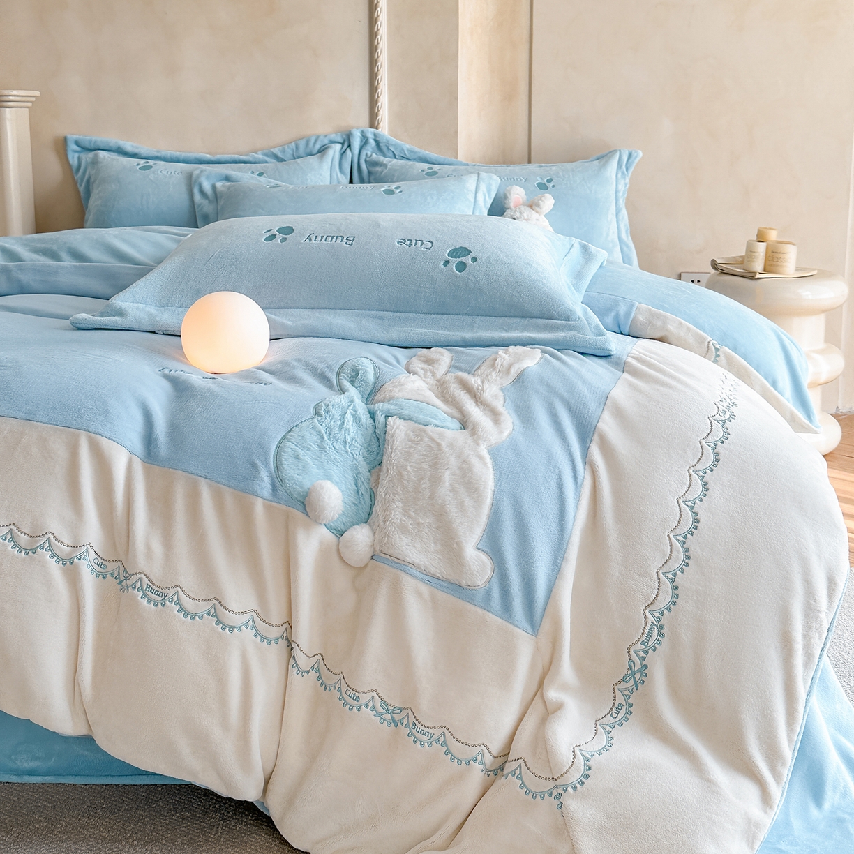 91家纺网 家纺一手货源 找家纺 置顶家纺 2025新款魔法兔兔牛奶绒拼接刺绣系列四件套 魔法兔兔-天蓝