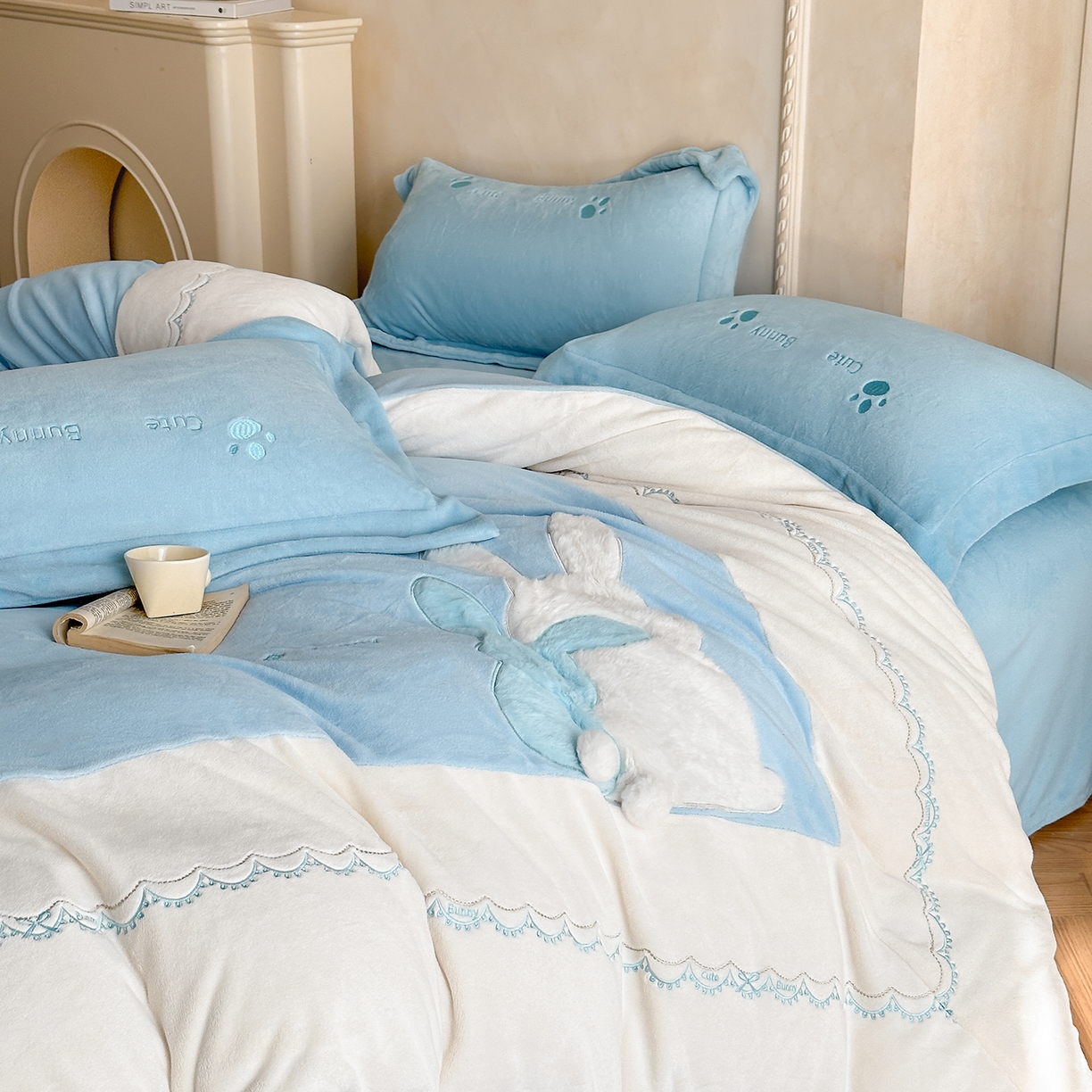 91家纺网 家纺一手货源 找家纺 置顶家纺 2025新款魔法兔兔牛奶绒拼接刺绣系列四件套 魔法兔兔-天蓝
