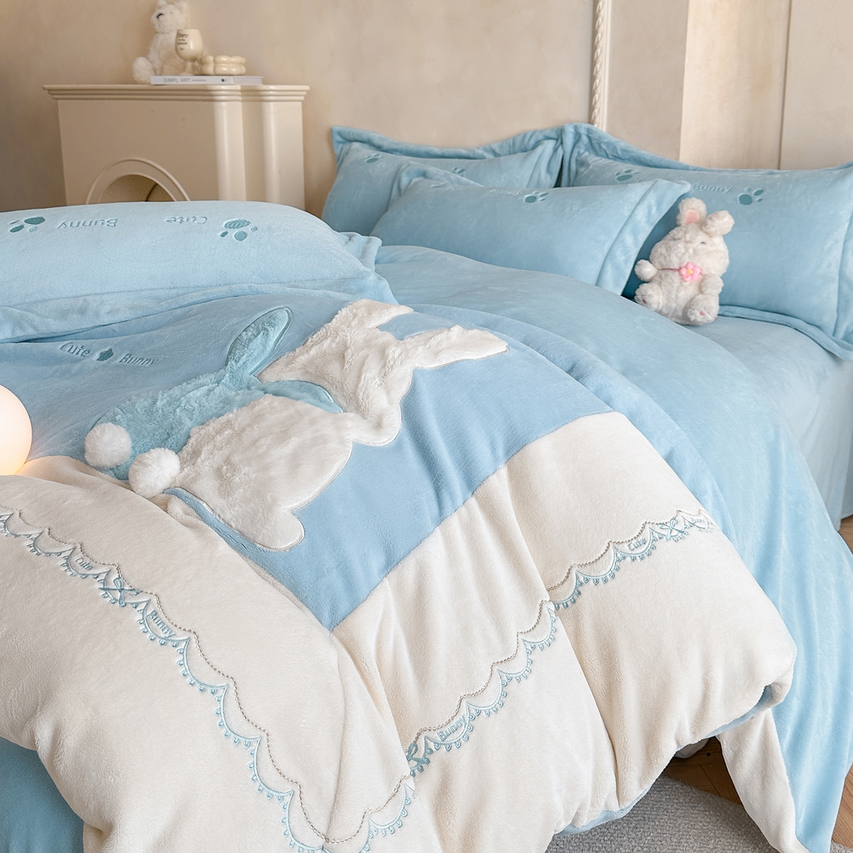 91家纺网 家纺一手货源 找家纺 置顶家纺 2025新款魔法兔兔牛奶绒拼接刺绣系列四件套 魔法兔兔-天蓝