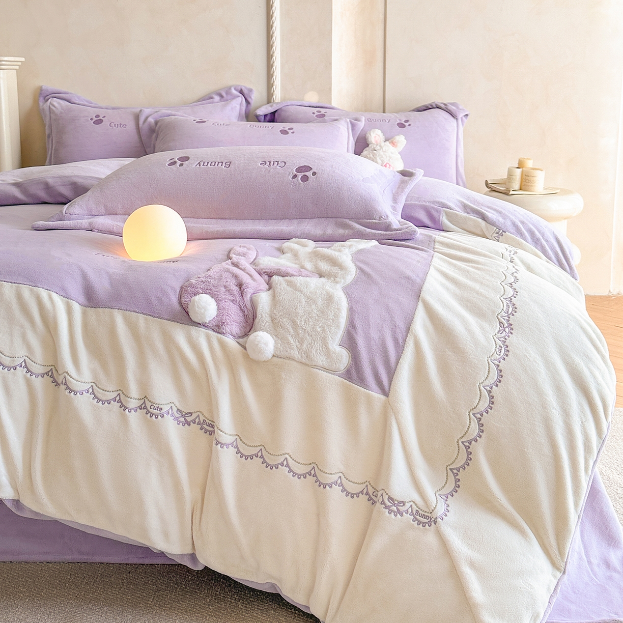 91家纺网 家纺一手货源 找家纺 置顶家纺 2025新款魔法兔兔牛奶绒拼接刺绣系列四件套 魔法兔兔-香芋紫