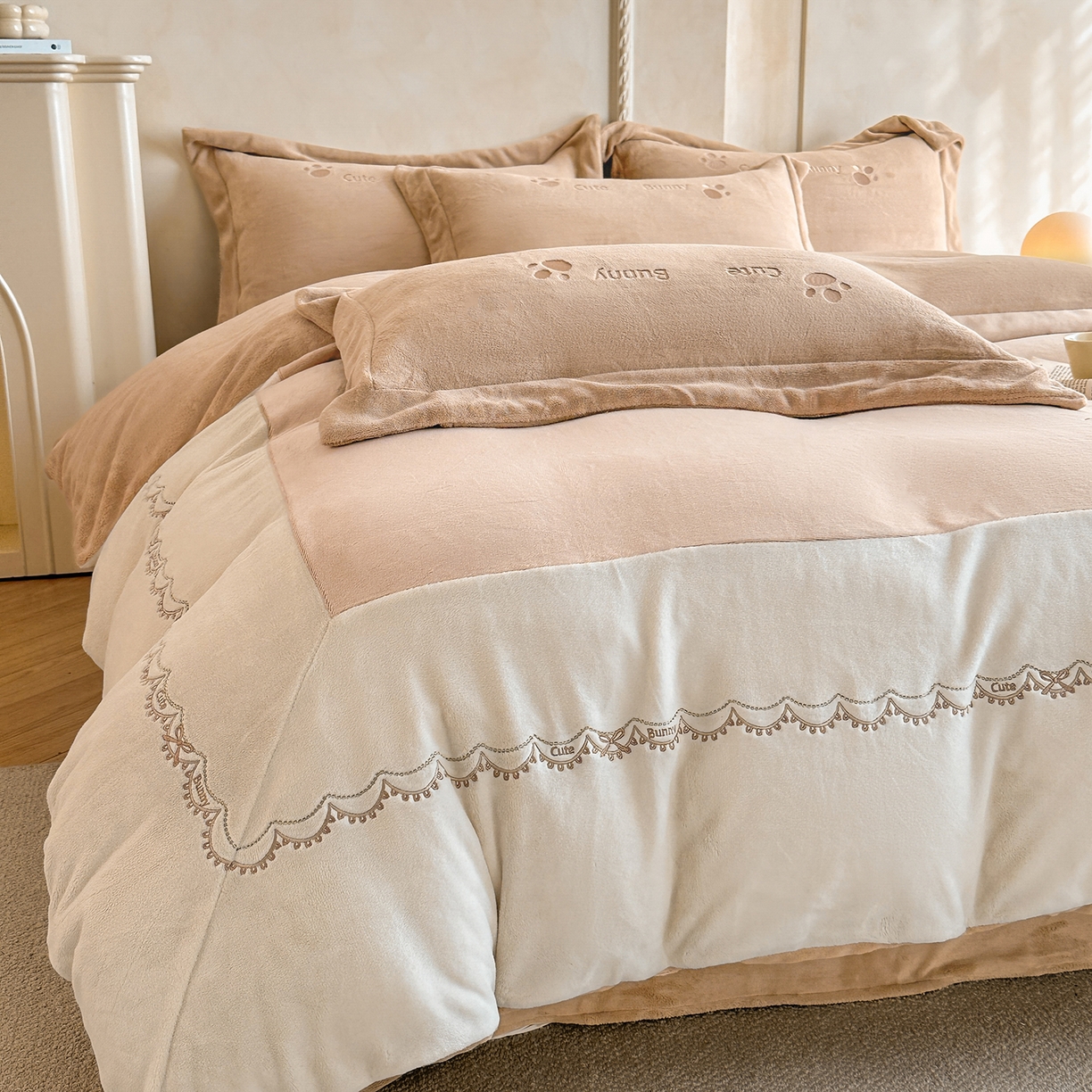 91家纺网 家纺一手货源 找家纺 置顶家纺 2025新款魔法兔兔牛奶绒拼接刺绣系列四件套 魔法兔兔-卡其