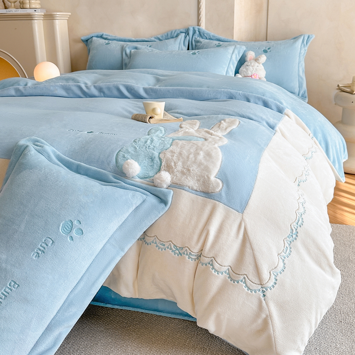 91家纺网 家纺一手货源 找家纺 置顶家纺 2025新款魔法兔兔牛奶绒拼接刺绣系列四件套 魔法兔兔-天蓝
