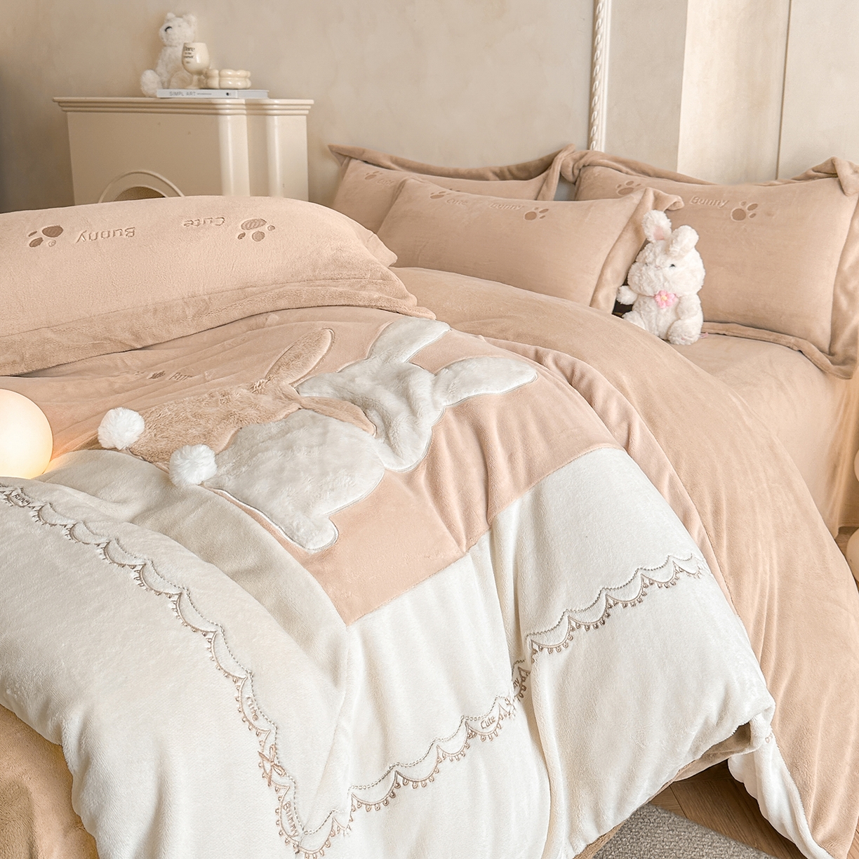 91家纺网 家纺一手货源 找家纺 置顶家纺 2025新款魔法兔兔牛奶绒拼接刺绣系列四件套 魔法兔兔-卡其