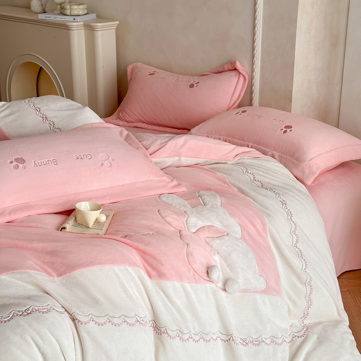 91家纺网 家纺一手货源 找家纺 置顶家纺 2025新款魔法兔兔牛奶绒拼接刺绣系列四件套 魔法兔兔-粉