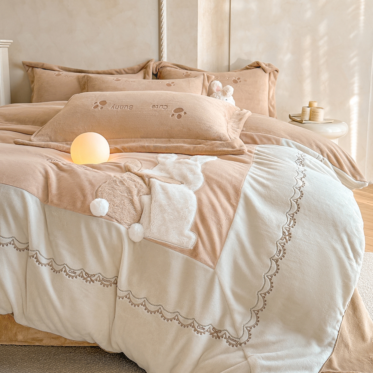 91家纺网 家纺一手货源 找家纺 置顶家纺 2025新款魔法兔兔牛奶绒拼接刺绣系列四件套 魔法兔兔-卡其