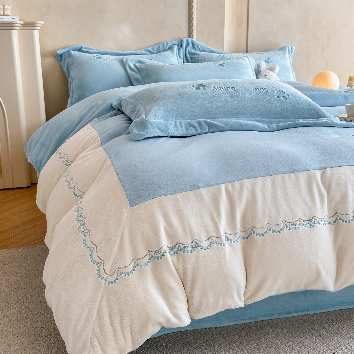 91家纺网 家纺一手货源 找家纺 置顶家纺 2025新款魔法兔兔牛奶绒拼接刺绣系列四件套 魔法兔兔-天蓝