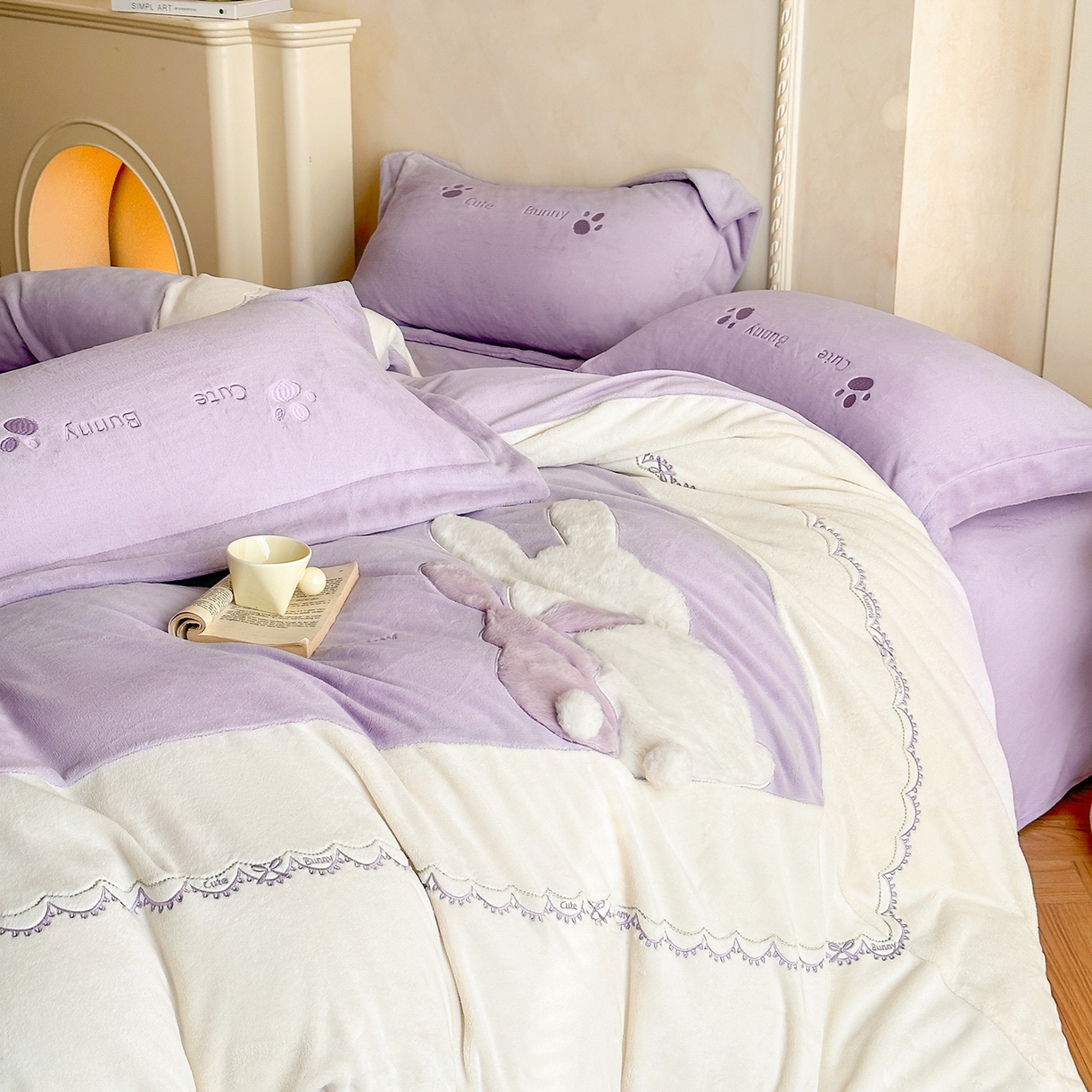 91家纺网 家纺一手货源 找家纺 置顶家纺 2025新款魔法兔兔牛奶绒拼接刺绣系列四件套 魔法兔兔-香芋紫