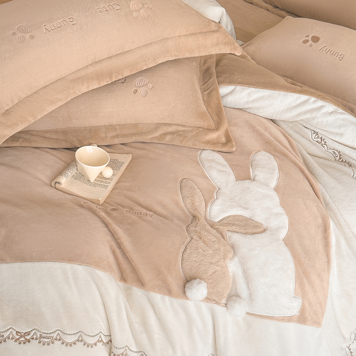 91家纺网 家纺一手货源 找家纺 置顶家纺 2025新款魔法兔兔牛奶绒拼接刺绣系列四件套 魔法兔兔-卡其