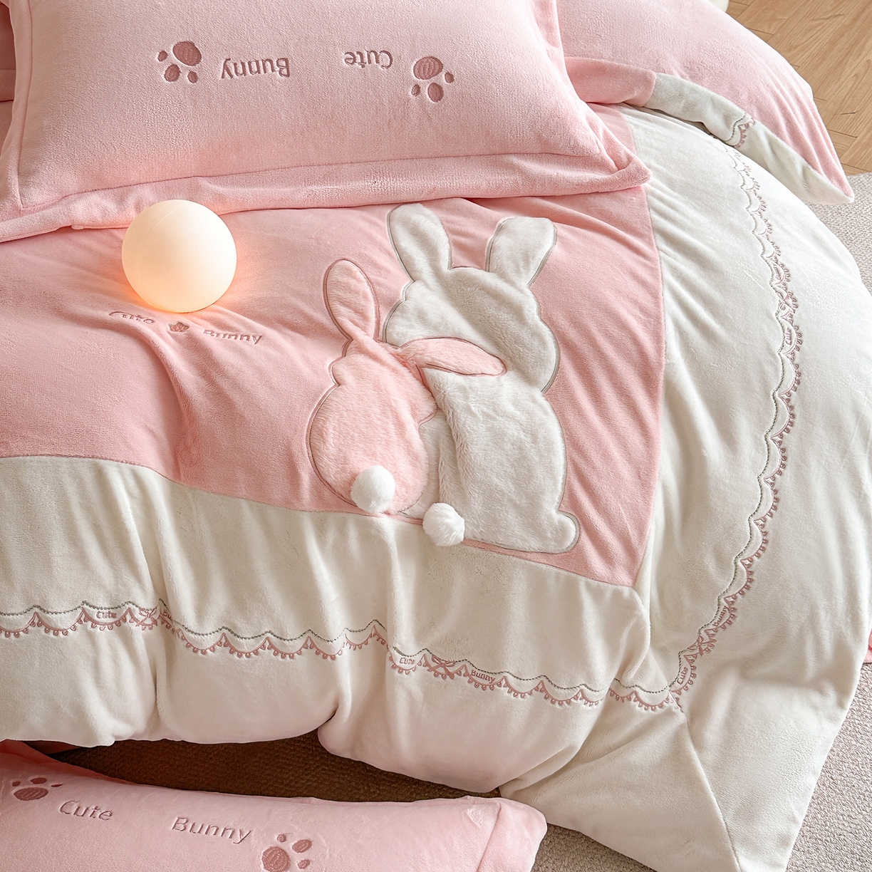 91家纺网 家纺一手货源 找家纺 置顶家纺 2025新款魔法兔兔牛奶绒拼接刺绣系列四件套 魔法兔兔-粉