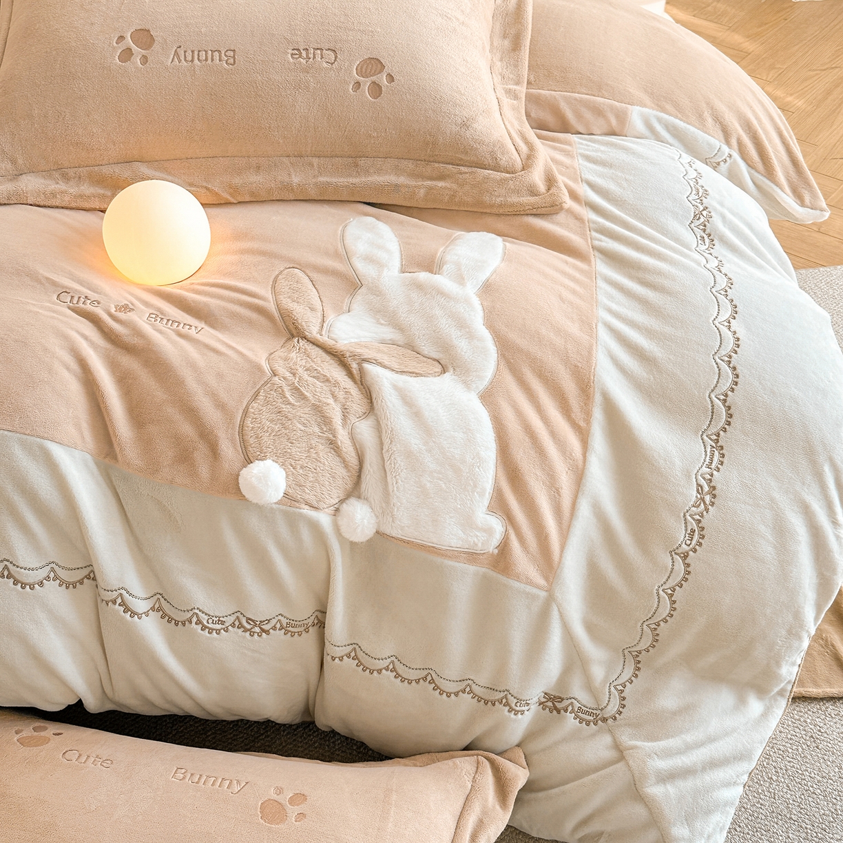 91家纺网 家纺一手货源 找家纺 置顶家纺 2025新款魔法兔兔牛奶绒拼接刺绣系列四件套 魔法兔兔-卡其