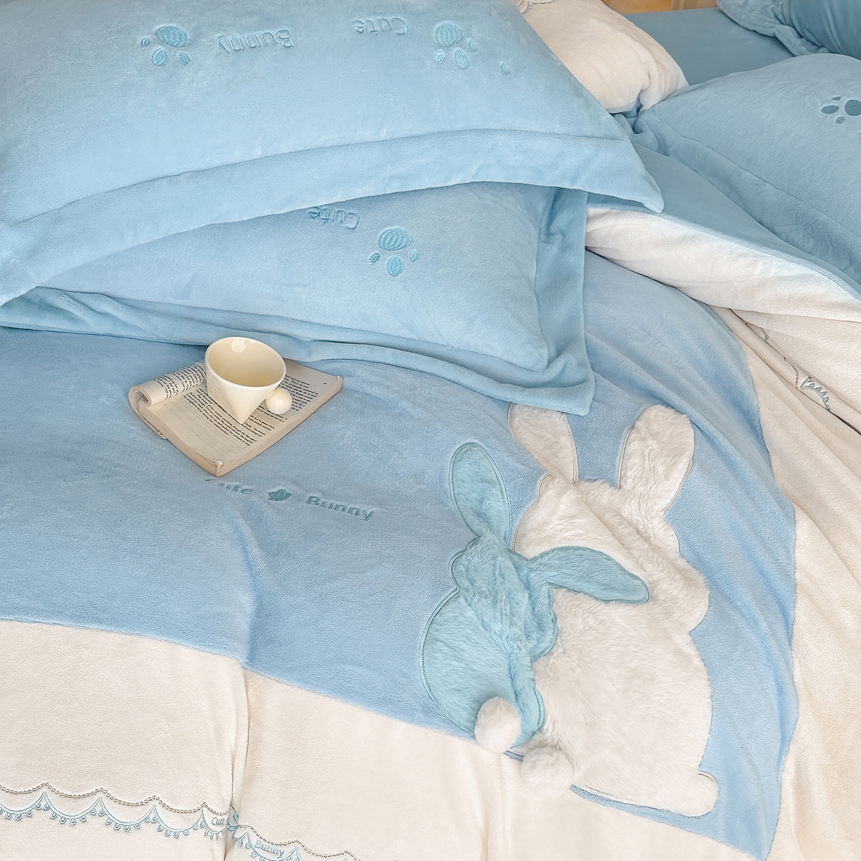 91家纺网 家纺一手货源 找家纺 置顶家纺 2025新款魔法兔兔牛奶绒拼接刺绣系列四件套 魔法兔兔-天蓝