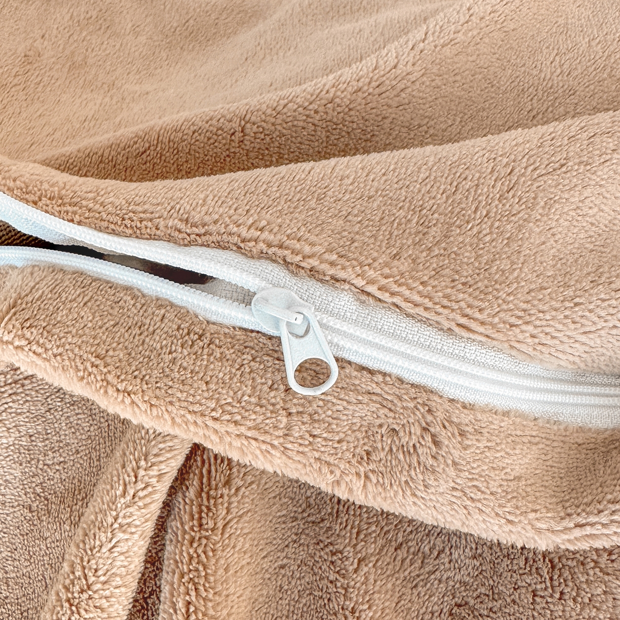 91家纺网 家纺一手货源 找家纺 置顶家纺 2025新款魔法兔兔牛奶绒拼接刺绣系列四件套 魔法兔兔-卡其