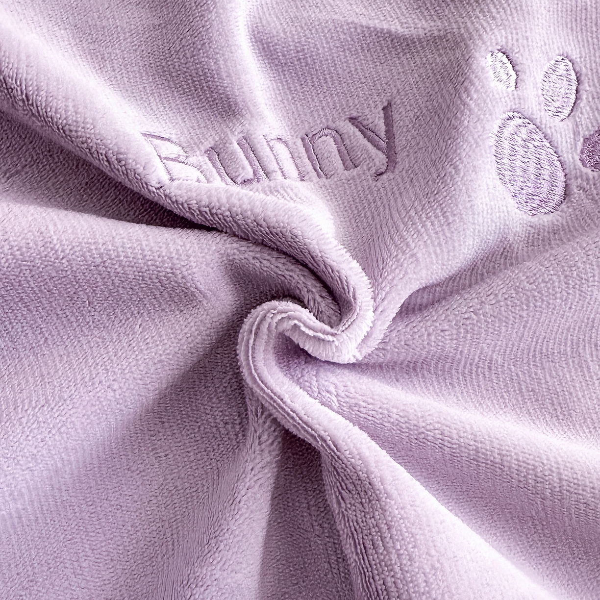 91家纺网 家纺一手货源 找家纺 置顶家纺 2025新款魔法兔兔牛奶绒拼接刺绣系列四件套 魔法兔兔-香芋紫